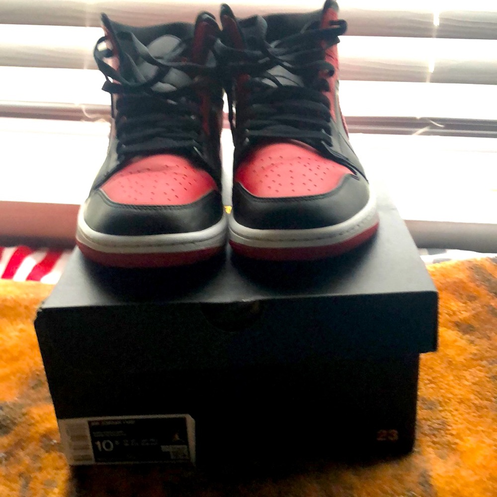 Jordan 1 Mid “Banned”